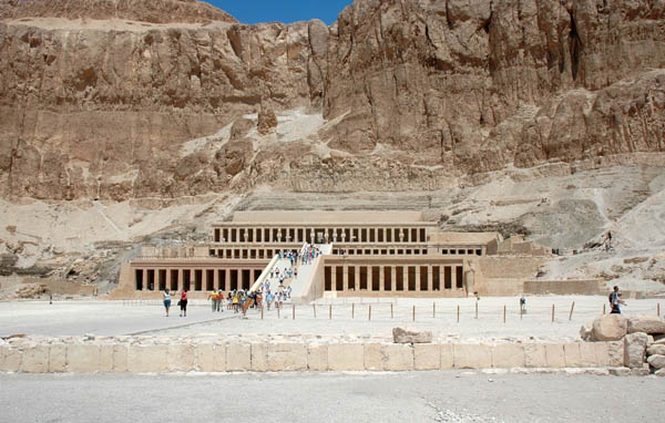 معبد حتشبسوت......الدير البحرى Deir_el_bahri_jul_2006_0006